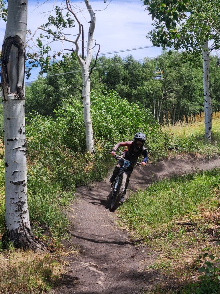 Corredor de Gravity Groms de GVYC entre los álamos de Powderhorn